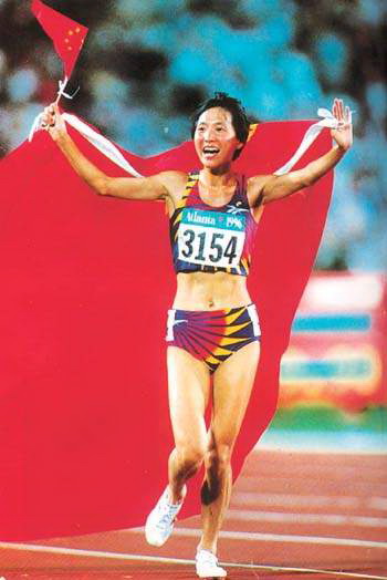 1996年7月28日，她以14分59秒88的成績獲女子5000米冠軍。