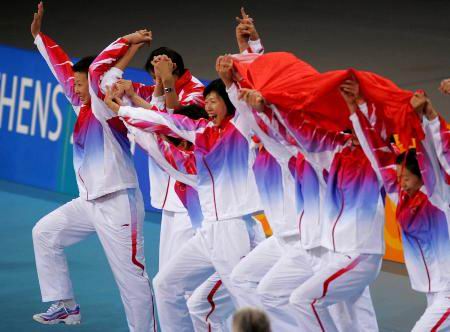 在雅典奧運會女子排球決賽中，中國隊苦戰5局，以3比2戰勝俄羅斯隊，奪得冠軍。