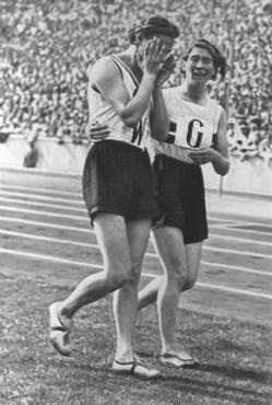 1936年8月9日柏林奧運會，英國選手安慰在接力賽被淘汰的德國隊員。