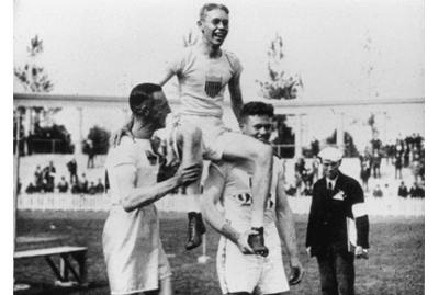 　1920年安特衛普奧運會，美國選手獲得跳高冠軍，並被銀牌和銅牌得主舉了起來。