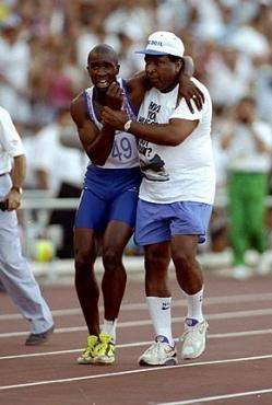 1992年8月3日，雷德蒙德在男子400米比賽中受傷，被父親支撐著。