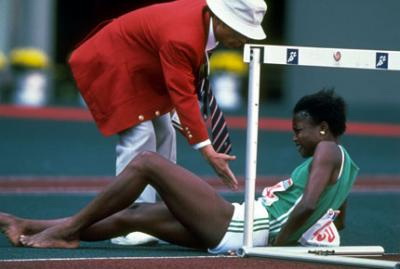 1988年9月漢城奧運會，裁判幫助一名跨欄賽受傷的選手。
