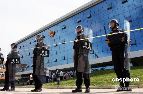 7月17日，剛剛遷到新址的奧運村法庭，舉行了一場專門針對該法庭可能遇到的突發事件的奧運安保演練，以提高對突發事件的處置能力。圖為北京奧運村法庭發生“突發事件”，朝陽法院法警中隊迅速趕到現場將鬧事“當事人”控制。中新社發 劉新 攝