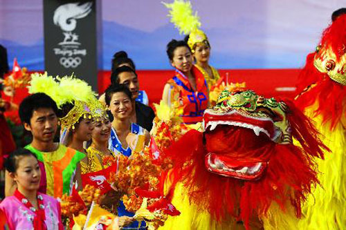 奥运圣火在鞍山传递 起跑仪式上的精彩表演(组图)