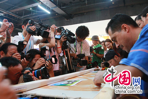 中国艺术与奥运结合引得众多媒体前来采访