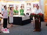 亲身体验中国刺绣艺术 “我为奥运刺绣幅画”活动开幕[组图]