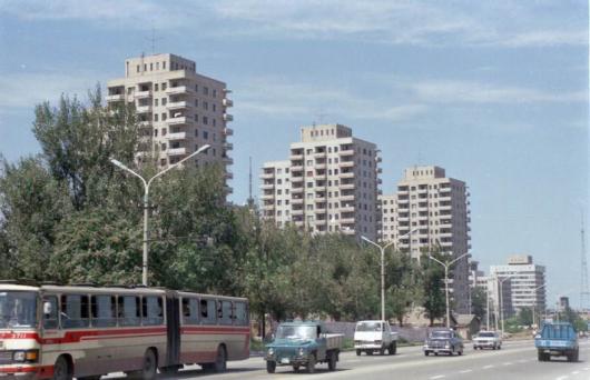  1985年原始二環——北京 那時候很少私家車，路上沒有很多的汽車，而且能看到現在已經進博物館的上海牌小轎車，那時候，它是局級幹部的配車，而且不是個人專用。 