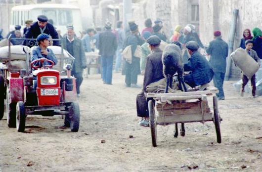  1989年去大巴扎——喀什 喀什的大巴紮在南疆是最有名的集市了，熱鬧非凡，可以看到農民們利用各種交通工具把自己的産品運來。