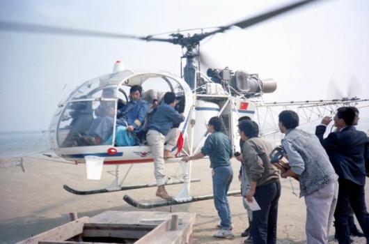  1990年直上直下——山東養馬島 我跟隨星座的廣告製作在那裏拍片，其中有航拍，現代的交通工具直升機也做了一次拍攝專機。