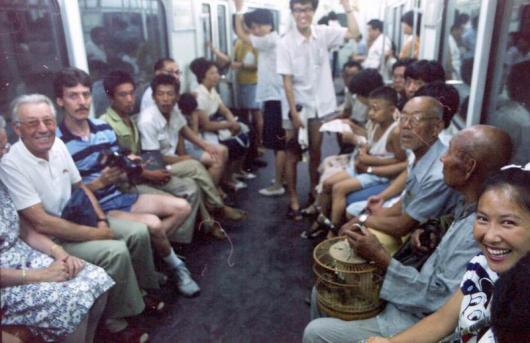  1991年地鐵車廂內——北京 北京地鐵在通車後很長時間內不對公眾開放，需憑介紹信參觀及乘坐。1971年1月15日公主墳至北京站段開始試運作，1971年11月7日延長為古城路至北京站，北京地鐵二期工程始於1969年。1981年9月15日，北京地鐵正式對外運營。