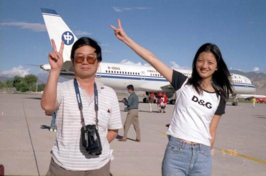  1996年貢嘎機場——拉薩 　拉薩貢嘎機場位於西藏自治區山南地區貢嘎縣甲竹林鎮，坐落在壯麗的雅魯藏布江南岸，海拔3600米，可供波音747、空中客車等大型飛機起降，是世界上海拔最高的民用機場之一。在1996年的時候，去拉薩要在成都或者西安轉機，機票在每年8月非常難買到，那時候也不可以買往返機票。