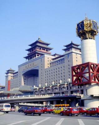 1997年北京西客站——北京 北京西客站，簡稱北京西站或北京西，位於北京市西三環附近，坐落在蓮花池東路，是1996年初竣工的北京鐵路客運站，是亞洲規模最大的現代化鐵路客運站之一。