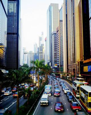 1998年港灣大道——香港 港灣道是近鄰香港會展中心的港島主幹道之一，每天這裡車水馬龍，一片繁榮景象。香港音樂學院、凱悅飯店、華潤大廈等都在這條路上。 