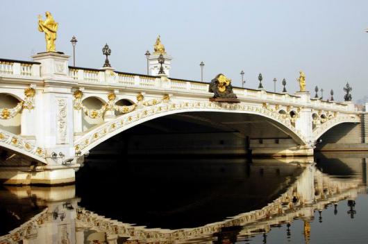 2005年北安橋——天津 改造後的北安橋體現了西洋古典式建築風格，設計造型高貴典雅，橋頭雕塑吸取中國傳統，青龍、白虎、朱雀、玄武、寓意東南西北四方平安，橋墩雕像為青銅正面裝飾盤龍，橋欄柱基上為四尊舞姿各異的樂女、金光閃閃，手中分別抱著不同的樂器，琵琶、笙、蕭。改造後的北安橋是古典與時尚的完美結合體，以其特有的風格，成為海河上的又一亮點，在橋的北面就是天津著名的洋樓區，現在還修建了很漂亮的公園和廣場。但是去過巴黎的遊客可以看出，這個橋很像塞納河上的亞歷山大橋。 