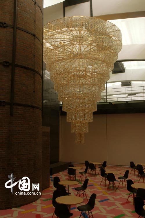 艾未未，水晶灯AiWeiwei，Chandelier，UCCA cafe floor