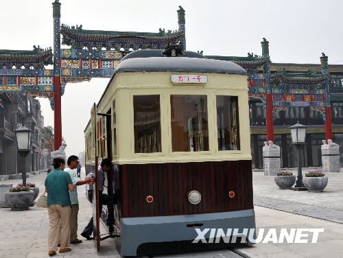 7月24日，人們在北京前門大街試乘“鐺鐺車”。 闊別42年的有軌電車“鐺鐺車”重現整治後的北京前門大街，即將正式開始運營。