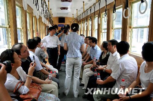 7月24日，人們在北京前門大街試乘“鐺鐺車”。 闊別42年的有軌電車“鐺鐺車”重現整治後的北京前門大街，即將正式開始運營。