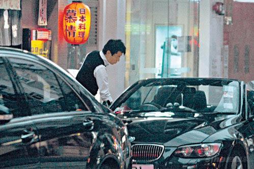 霍震霆豪送名车音响小儿子狂掷百万消闲(组图)
