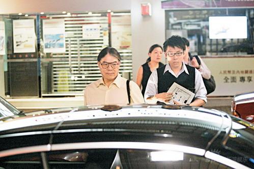 霍震霆豪送名车音响小儿子狂掷百万消闲(组图)