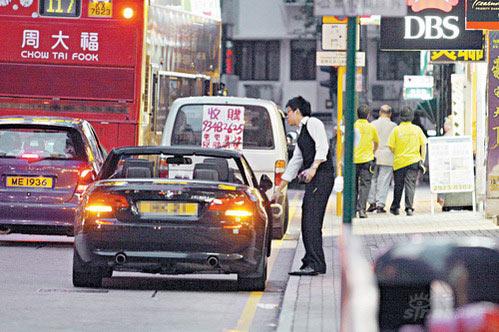 霍震霆豪送名车音响小儿子狂掷百万消闲(组图)