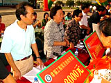 甘肃：中央国家机关代表团考察甘肃省幸福工程[组图]