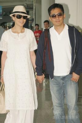 组图：梁朝伟刘嘉玲恩爱返港称计划造人