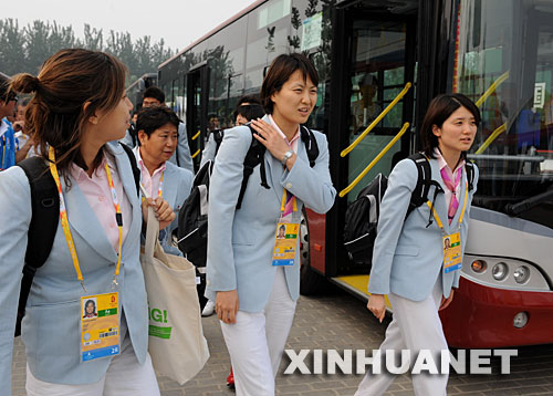 7月27日，参加北京奥运会的日本游泳队队员抵达北京奥运村。 新华社记者张国俊摄 