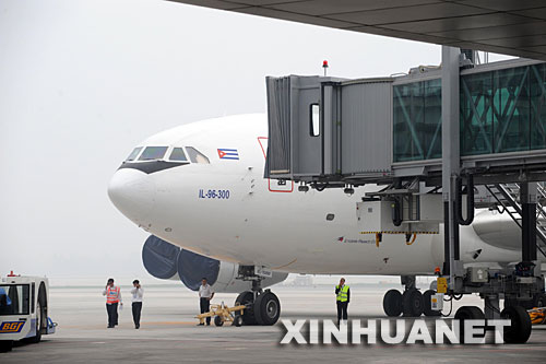 7月27日，古巴代表團的包機抵達北京首都國際機場。當日上午，首批將參加北京奧運會的86名古巴運動員連同官員、工作人員及新聞記者共170余人乘坐古巴航空公司包機抵達北京。 新華社記者楊磊攝 