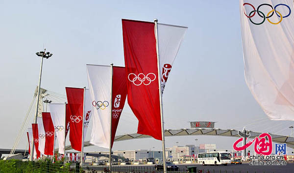 機場高速出入口北京奧運旗幟招展 龍邦/攝影