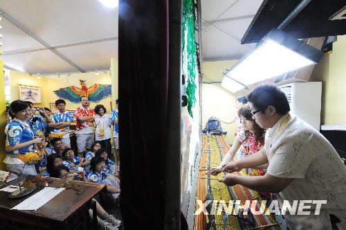 7月28日，北京市皮影艺术剧院的工作人员在奥运村内进行皮影戏演出。