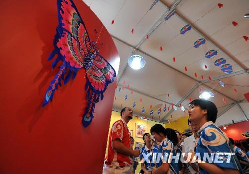 7月28日，中外奥运志愿者在奥运村欣赏中国传统风筝。