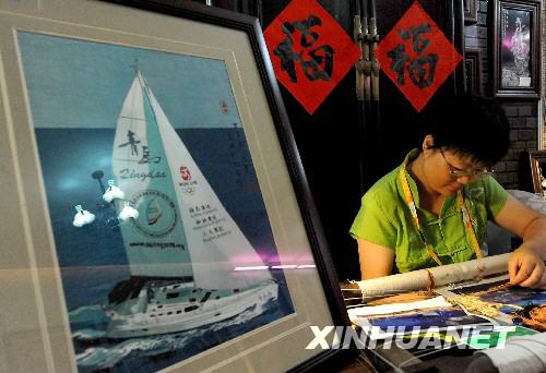 在青岛奥运村中国民俗展的展区内，一位刺绣艺人在现场制作绣品