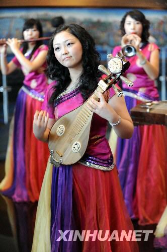 演员在青岛奥运村国际区内用中国传统乐器琵琶、唢呐、笛子等演奏传统乐曲