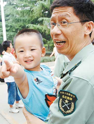 小郎铮要出院了，西安唐都医院政委项革依依不舍地抱着他