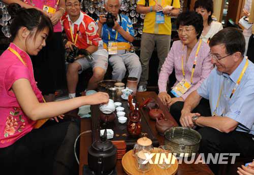7月27日，国际奥委会奥运会执行主任费利（右一）在青岛奥运村国际区观看崂山茶道表演。