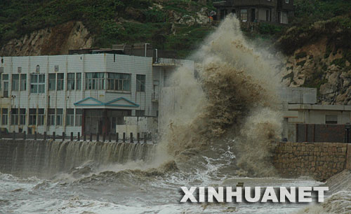 7月28日，受臺風(fēng)“鳳凰”外圍影響，浙江省臺州市石塘鎮(zhèn)鹿頭咀狂風(fēng)掀起巨浪拍打著堤壩。