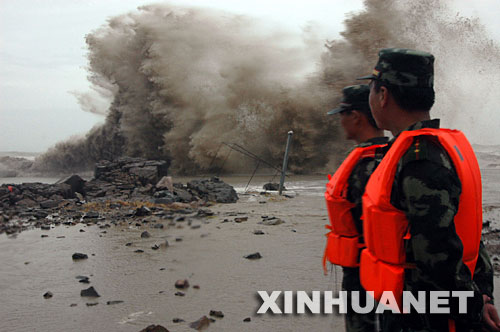 7月28日，受臺(tái)風(fēng)“鳳凰”外圍影響，浙江省溫州市洞頭海域風(fēng)力大增，掀起巨浪。