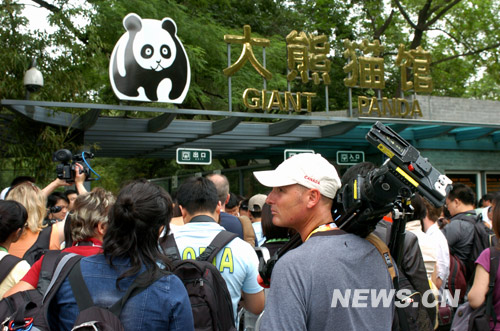 百餘中外記者