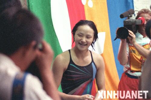 圖為高敏在比賽之後接受記者採訪。1988年9月25日，高敏獲得第24屆漢城奧運會女子三米跳板跳水金牌。