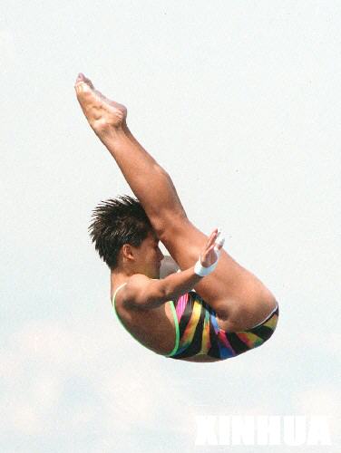 1992年7月27日，在巴塞羅那舉行的第25屆奧運會女子10米跳臺跳水比賽中，未滿15歲的伏明霞獲得第一名，成為中國最年輕的奧運冠軍。圖為站伏明霞在比賽中。（
