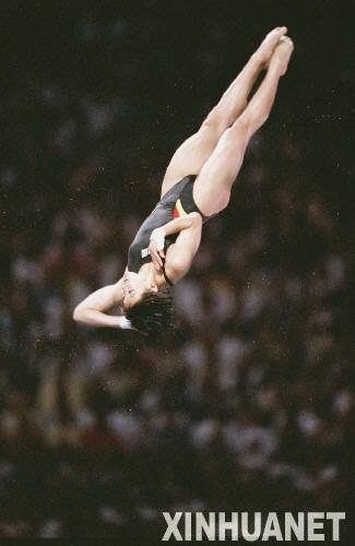 圖為伏明霞在10米跳臺跳水比賽中。　伏明霞在第26屆亞特蘭大奧運會上奪得女子10米跳臺和3米跳板兩枚金牌。