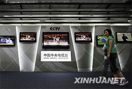 7月29日，中国中央电视台在国际广播中心（IBC）工作区展示高清电视信号节目。