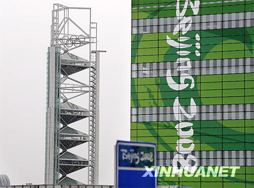 7月29日，奥林匹克中心区首次搭建132米高的多功能演播塔（左），将为高清电视信号录制和转播提供服务。