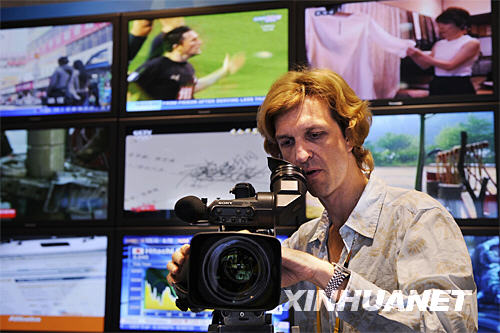 7月29日，持权电视转播人员洛伦茨·哈尔曼正在国际广播中心（IBC）内采用高清摄像机拍摄。