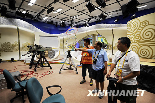 7月29日，一家电视机构正在国际广播中心（IBC）内搭建奥运演播室。