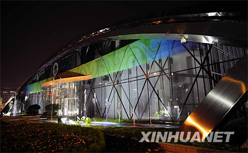  连日来，夜幕下的奥林匹克公园色彩斑斓，许多北京奥运会合作伙伴在奥林匹克公园的公共区加紧打造各自的展示空间，迎接奥运会的到来。 这是国家电网公司的展示区（7月28日摄）。 新华社记者张铎摄