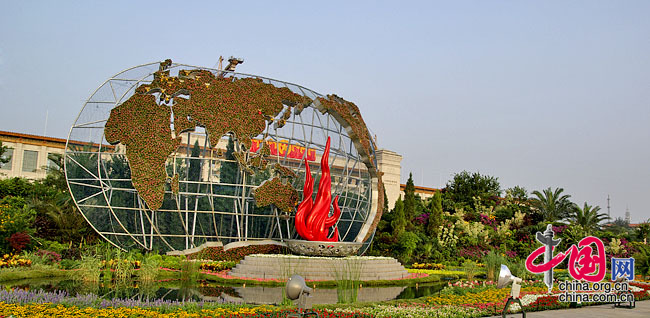 广场东侧“五洲四海喜庆奥运盛会”主题花坛镶嵌有历届奥运举办城市亮点的世界版图。 龙邦/摄影