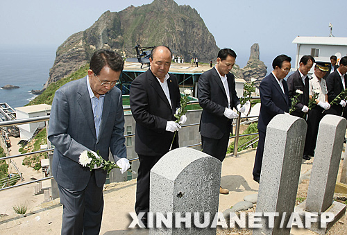 7月29日，南韓總理韓升洙（左一）和隨行人員在獨島（日本稱“竹島”）上的墓碑前默哀。