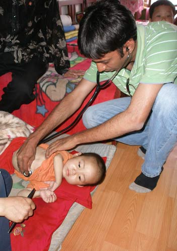 6月20日，清津，一位营养专家正在给一位营养不良的儿童做检查。