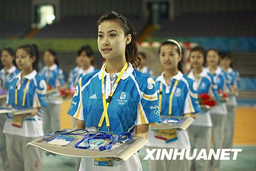  7月30日，工作人員在北京奧體中心體育館模擬頒獎儀式。